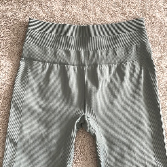 Lululemon Athletica Taryn Toomey Awakening Crop in Earl Grey - Picture 2 of 12